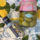 Cadeaupakket Italiaanse olijfolie en olijven sfeerfoto
