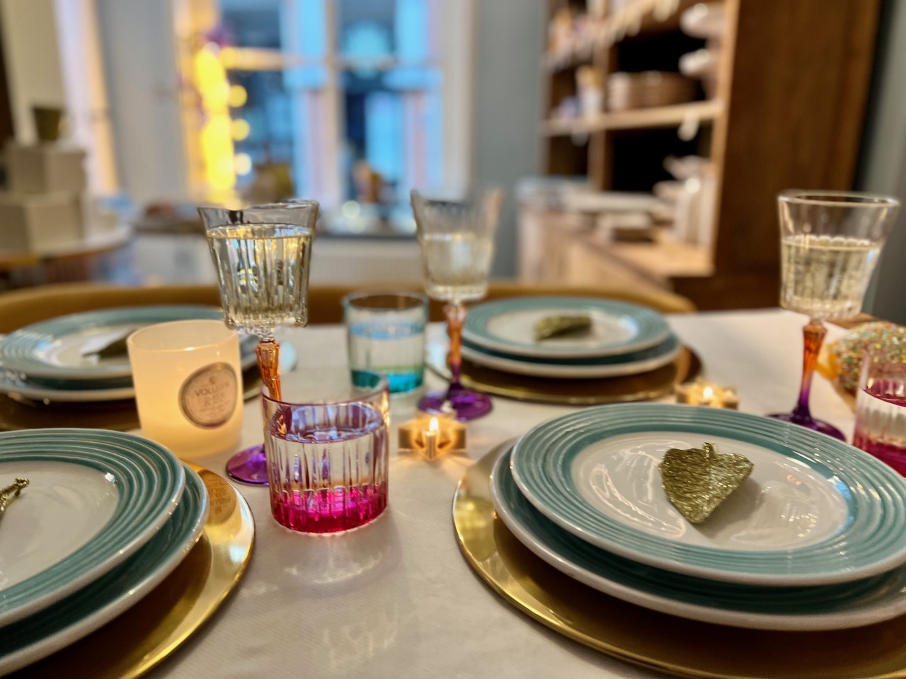 Gedekte tafel met gekleurde wijnglazen
