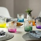 Gekleurde glazen op tafel